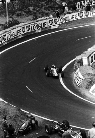 Jim passe devant la Cooper de Jochen Rindt qui a abandonner sur le circuit de Charade pour le GP de l'ACF